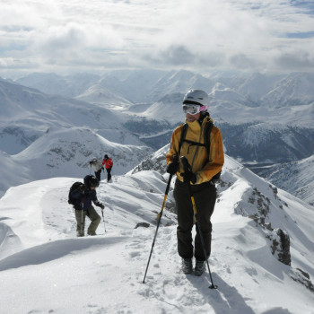 Der südliche Charakter des Münstertales auch Val Müstair genannt, lässt uns die kurzen und kalten Wintertage vergessen. Der Nationalpark gibt dem Münstertal einen ganz eigenen Charakter. Vom stilvoll renovierten Hotel Alpina, wo wir uns freundlich verwöhnen lassen, starten wir täglich zu unserer ausgesuchten Skitour.