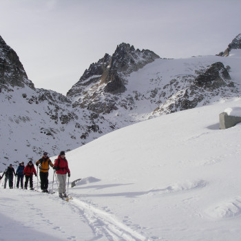 Gemütliche Skitouren mit rassigen Elementen stehen uns hier ab dem heimeligen Ruchenhüttli, ein Blockhaus wie es die Trapper in Kanada bewohnten, zur Entdeckung bereit: Wäspen 2345 m, Seewligrat 2245 m, Griesstock 2734 m, Höch Pfaffen 2549 m, Zinggen 2336 m – Spitzen 2399 m und als bekannteste der Höch Fulen 2506 m