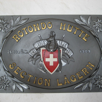 Sonne und Ruhe tanken bei einsamen, ausgedehnten Skitouren
Bequeme Anreise und Vorfrühling - so können wir die einladenden Gipfel von der traumhaft gelegenen Rotondohütte aus gemütlich erreichen und angenehme Tiefschneeabfahrten hinunterschwingen.