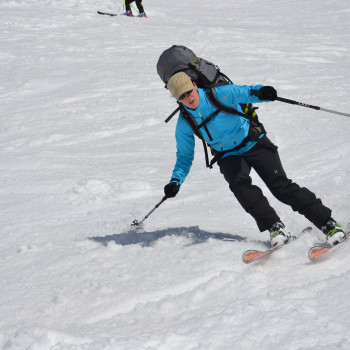 Frühjahrs-Skitour
Auch im Frühjahr, wenn im Tal alles blüht, locken diese Berge noch mit Sulz- und Pulverschnee. Trotz Gletschern kann dieses Gipfelduo mit unserem kompetenten Bergführer auch von Skitouren-Gängern mit mittlerer Kondition (max. 4 Std. Aufstieg) und Technik genussreich bestiegen werden.