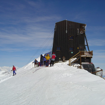 Mit wenig Mühe auf die Höchsten: Skihochtouren im Gran Paradiso und Monte Rosa Massiv
Ab dem touristischen Val Savarenche steigen wir zum Gran Paradiso auf, unsere eindrückliche 4000er-Starttour. Nach der unvergesslichen Abfahrt erwartet und im Tal eine gemütliche Pension mit Dusche. Ab Gressoney la Trinité erreichen wir mit Bahnen und nur ca. 1 Stunde Fellaufstieg die auf 3647m gelegene Gnifettihütte, welche inmitten der grössten Viertausender-Ansammlung der Alpen steht. Zuerst besteigen wir die hüttennäheren Gipfel, um uns an die ungewohnte Höhe zu akklimatisieren, dann die höchsten 4000er der Alpen. Dabei sind nur 600 bis max. 1100 Höhenmeter zu überwinden.