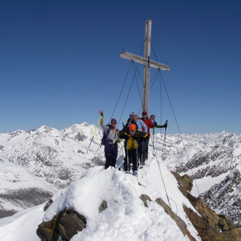 Begeisternde Skitouren im Simplongebiet 4/5 Tage
Hier vereinen sich gleich mehrere Vorteile: Hohe Ausgangslage für recht gemütliche, schneesichere Frühjahrsskitouren und dabei auch noch ab unserem gemütlichen Hotel Monte Leone mit Doppelzimmern. Das Spitzhörnli mit 2726 m bildet dabei die ideale Starttour und bringt Ihnen das attraktive Skitourengebiet zwischen Piemont und Oberwallis näher.