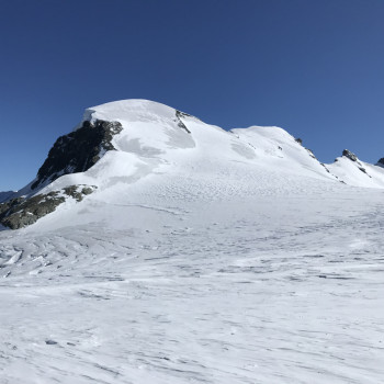 Gleich drei faszinierende Erlebnisse warten hier auf Sie: Die modernste SAC Monte Rosa Hütte mit ihrem durchdachten Konzept, die Skitour auf einen recht einfachen 4000er und ein wunderbarer 2. Skitouren-Gipfel, der eine tolle, kaum enden wollende Freeride-Abfahrt nach Zermatt verspricht. Mit dem neuen Tunnel sind Sie schnell und bequem im Wallis und können so ein unvergessliches Weekend im Schnee und auf Gletschern verbringen.