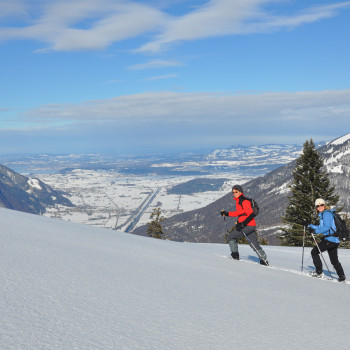 Leichte Schneeschuhtour: Die grandiose Rundsicht, die uns jedes mal von neuem überrascht, wenn wir im verschneiten Wald  auf unserer gemütlichen Schneeschuhwanderung eine Lichtung erreichen.
