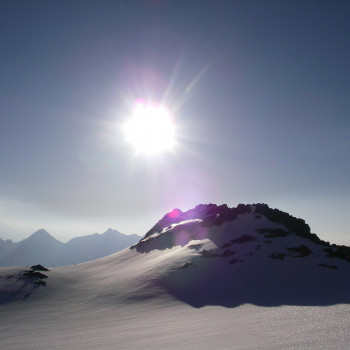 Ab Vermol führt diese einfache und problemlose Skitour für Einsteiger und Geniesser erst durch lichte Wälder bis zur Hochebene und von dort sanft ansteigend in 1100 Höhenmetern zum Gipfel auf 2171 m mit Aussicht über die nahen St. Galler und Bündner Berge. Die leichte Abfahrt führt über die gleiche Route zurück. Der anschliessende Einkehrschwung im Alpenrösli ist empfehlenswert. Aufstieg ca. 3-4 Std.