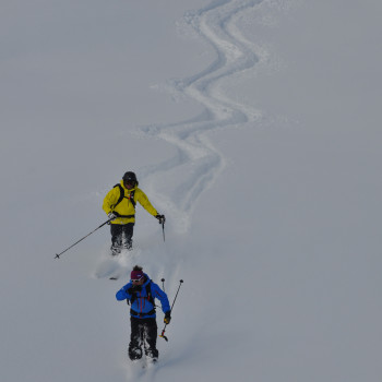 Skitour mit langer Tiefschneeabfahrt: Mit der Säntisbahn schweben wir in die Traumkulisse des Alpstein gleich zum Gipfel des Säntis. Die Szenerie ist perfekt und überwältigend. Die Abfahrt, im obersten Abschnitt recht steil, dann aber geht’s über ideal geneigte Hänge hinab bis zur Meglisalp. Die 600 Höhenmeter Aufstieg zum Rotsteinpass 2502 m geben uns Gelegenheit, vor der endlosen Abfahrt das eindrückliche Panorama zu bewundern.