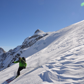 Ab Urnerboden erleichtert und den Aufstieg die neue Luftseilbahn zum Fisetengrat bis 2030m. So verleiben uns noch an die 900 Höhenmeter leichten Aufstiegs mit der Aussicht in die Glarner und zentralen Alpen. ach der verdienten Gipfelrast fahren wir je nach Verhältnissen zurück zur Seilbahn oder direkt hinunter bis zum Urnerboden. Aufstieg ca. 3 Std.