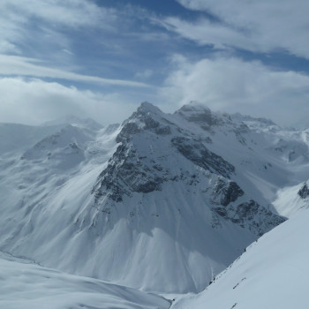 Eine reizvolle Skitour: vom Wägerhus via Normalroute/Winterlücke in rund 880 Höhenmetern zum Gipfel; Abfahrt über Jörigletscher bis Jöriseen; Wiederanstieg zur Wäschchuchi und retour nach Wägerhus. Aufstieg ca. 2 ½ -3 Std. 