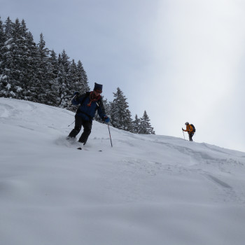 Ab dem Parkplatz auf knapp 1000 m über Meer starten wir zur beliebten Einsteiger-Skitour auf den fast 1500 m hohen Gipfel der uns mit einem Gipfeltrunk und einem rassigen Räuberschüblig im rustikalen Berggasthaus Tanzboden belohnt. Die 500 Höhenmeter steigen sanft an und geben einen atemberaubenden Blick über den leuchtenden Zürichsee und in die Glarner und St. Galler Alpen frei. 