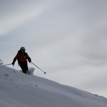 Leichte Schupperskitour: Je nach Schneelage in den Voralpen verschieben wir unseren Startpunkt nach unten oder oben. Auf jeden Fall erwartet uns auf dem Gipfel eine gemütliche Alpwirtschaft. Die hüttennahe Wächte fordert die Unermüdlichen zum Bau einer Schneebiwakhöhle auf. 