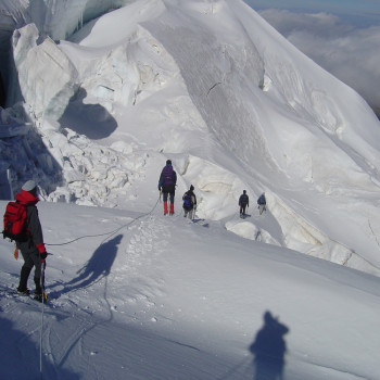 Anreise zum Berninapass und Auffahrt mit Seilbahn zur Diavolezzahütte, die uns angenehm beherbergt und den Startpunkt  zur morgigen Tour bildet. Früh geht's los mit Steigeisen über den eindrücklichen Gletscherbruch auf den Ostgipfel und über den Firmgrat zum Hauptgipfel. 