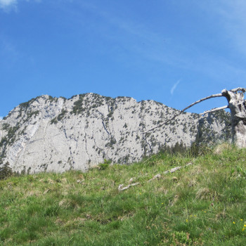 Kletter-Aufbaukurs: Der Unterschied zwischen eingerichteten Plaisirrouten klettern und Clean Climbing dürfte etwa ähnlich sein wie zwischen Pistenskifahren und Skitouren. Eine Herausforderung, welche zusätzliches Wissen und Können erfordert. In den Dolomiten oder im Elbsandstein wird dieser Idee nachgelebt.