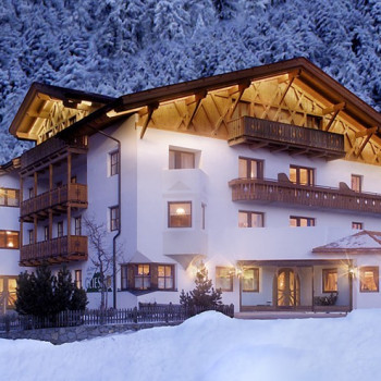 Eine stattliche Anzahl tolle Skiberge versprechen vielseitige Tourenerlebnisse - einige davon direkt ab dem wunderschönen, gepflegten Hotel Glieshof. Nach Schweiss treibenden Aufstiegen und Pulver- oder Sulzschneeabfahrten kann nach Herzenslust das komfortable Zimmer, die Sauna oder das Dampfbad genossen werden. 
