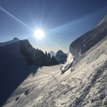 Mit Tourenskiern auf den höchsten Berg der Westalpen, die Krönung des Tourenskifahrens!
Das grossartige Finale der Tourenskisaison: Auf 4808 Metern stehen - was für ein Hochgefühl im wahrsten Sinne des Wortes.