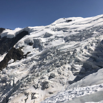 Faszinierende Grattour im Angesicht von Mönch und Jungfrau im Berner Dreigestirn.
Berühmt und berüchtigt mit beeindruckenden Ausblicken und schroff abfallenden Flanken.
Grösstmögliche Sicherheit und Gipfelerfolg mit nur 1 Gast am Seil.
Besonderes: Kann optimal kombiniert werden mit unserer Tour Mönch-Überschreitung und Jungfrau.