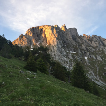 Auf der Fahrt von Zürich Richtung Chur sieht man diesen markanten und stolzen Felsberg rechts hoch über dem Walensee trohnen.
Die Überschreitung seiner 3 Gipfel ist eine Höchstleistung für anspruchvolle Alpinisten.