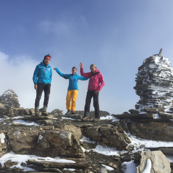 Speziell für Wanderer und Einsteiger in die Gebirgswelt ist diese hochalpine Trekkingwoche gedacht. Die Tour findet abseits aller Wege und Markierungen durch wilde Täler, über Scharten, Felsen, selbst über Gletscher in einsamste, kaum berührte Landschaften. Ja, so etwas gibt es auch noch in der Schweiz!
Am hintersten Ende des Glarner Hinterlandes ganz verborgen vom Rest der Welt starten wir zu einer wahrhaft eindrücklichen Umrundung des massiven Tödi, der sich riesig und breit über dem Tal erhebt. Schon nach dem ersten Tag werden Sie die Zivilisation vergessen, so wild und abgelegen ist dieses Gebiet. Ein Eldorado der Naturschauspiele.