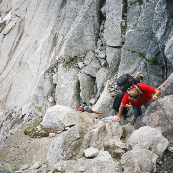 Felsenhüpfen im sonnigen Bergell
Der historische Wanderweg über alte Säumer- und Schmugglerpfade führt durch die eindrücklichen Italienischen Südtäler des Bergells, am Fusse des Pizzo Badile vorbei und des perfekt geformten Monte Disgrazia. Gut geführte Hütten mit Dusche und die sprichwörtliche Italienische Gastfreundschaft sowie feines Essen und Vino Rosso machen die Woche zu einem unvergesslichen Erlebnis.