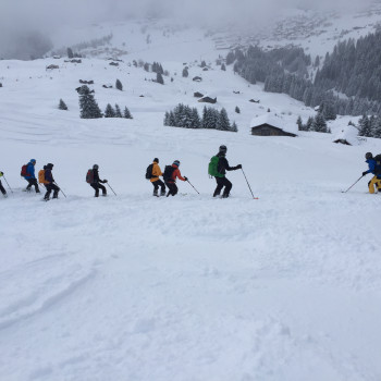 Sie wollten schon lange Skitouren machen, haben aber Angst vor dem Tiefschnee.
Voraussetzung: Beherrschen des Parallelschwunges mit verschiedenen Radien auf präparierte Piste.
Dann ist der Kurs genau das richtige für Sie.
Der Skilehrerexperten Marcel Cathomas, und Bergführer Paulin Cathomas machen Ihnen den Einstieg in den Tiefschnee so einfach wie möglich.