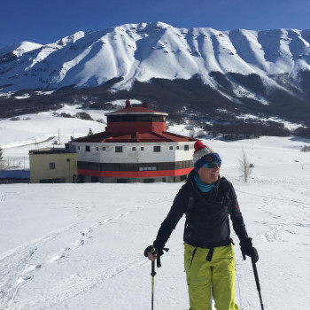 Skitouren vor den Toren Roms mit Blick auf das adriatische und das tyrrhenische Mittelmeer.
Einmalig: Auf dem Gipfel stehend gleich zwei Meere betrachten und bestaunen können. Das gibt es hier vor den Toren Roms.
Der Appenin bietet eine Vielzahl grossartiger Skitouren, für die es sich lohnt, hierher zu reisen.

