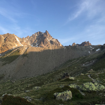 Über die Keschnadel den Nordostgrat auf den Piz Kesch, mit seinen 3418m und grandioser Aussicht eine sehr lohnende Überschreitung.
Abstieg über die Normalrroute. Da die Route über die Nordostgrat schwierig zu finden ist, empfehlen wir auch geübten Alpinisten, diese Tour gut gesichert mit unserem erfahrenen Bergführer zu erleben. Die Freude und der Genuss an der wunderbaren Tour und dem Erfolg wird Sie belohnen.