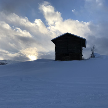 Skitouren in der Surselva für Beginner und Wiedereinsteiger mit Ausbildung.
Im Bündneroberland, wo die Schneeverhältnisse stimmen.
Für Detailinformationen bitte mit Paulin kontakt aufnehmen. Tel. 079 681 28 66
