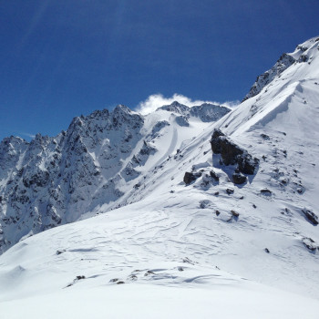 Unsere Skitourenreise führt uns zu dem westlichsten 4000 des Alpenbogens, dem Barre des Ecrins, in der Dauphiné nahe von Grenoble. Die Tour mit rassigen Aufstiegen und Abfahrten setzt gute Technik voraus. (Spitzkehren in steilem Gelände, gute Skiführung bei steilen Abfahrten!!
Aber ein Genuss den man einmal erleben muss.