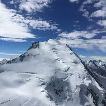 Hochtour der Extraklasse: Der Blick in die fantastische Szenerie der Walliser 4000er-Welt auf dem majestätischen Dom, den höchsten ganz auf Schweizer Boden stehende Berg. Seine Besteigung zählt zu den schönsten, eher leichten Firntouren der Walliser Alpen. Aufstiegszeit vom Tal zur Hütte ca. 5 Std.
Am Gipfeltag 6-7 Std. Aufstieg
Pluspunkt: Einmalig schöne Aussicht.
Nur zwei Tage, für diese Tour müssen Sie sich selbständig akklimatisiert haben, und selbständig zur Domhütte hochsteigen.

Preise: exkl. Übernachtung und Halbpension für den Gast und den Bergführer.