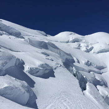 Grand Combin 4314m, Grand Combin de Valsorey 4184m, Grand Combin de Grafeneire 4314m,
Seiner markanten Erscheinung hat er es zu verdanken, dass man ihn beinahe von überall her gut sieht - den 4314 Meter hohen Grand Combin. Die Skitour auf den westlichsten 4000er der Schweiz ist eine echte Herausforderung, selbst für erfahrene Skitourengeher. Die Aussicht vom Gipfel von Mont Blanc bis ins Berner Oberland, ist grandios und entschädigt uns für die Mühen des Aufstiegs.