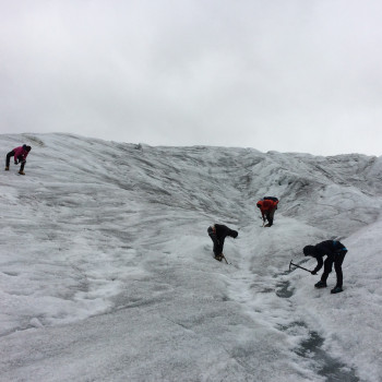 Intensiv-Eis/Felskurs am Wochenende
Brauchen Sie noch etwas Wissen und Erfahrung im Eis und Fels, um gut gerüstet den Sommer und herrliche Bergtouren zu erwarten, frischen wir bei unserem Wochenend-Eis/Felskursen für Anfänger und etwas Erfahrene Ihre Kenntnisse fürs Hochgebirge auf. Den Rhonegletscher erreicht man mit einem kurzen Anmarsch, was ihn zum idealen Ausbildungsort macht. 