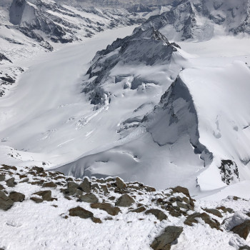 Unsere Top-Skihochtouren im Berner Oberland: Herrliche Panoramen, Besteigung des Finsteraarhorn, eindrucksvolle Gletscher, zackige Aufstiege auf die herausragendsten der trutzigen Berner Riesen und ungewöhnliche Ski-Traumabfahrten erwarten uns in der fantastischen Gletscherwelt des Berner Oberlandes.