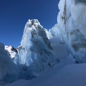 Glänzende Skihochtouren im Wallis: Ab Saas Fee starten wir unser 4000er Abenteuer: Unser erster Gipfel bildet das Allalinhorn 4027 m mit Abfahrt zur Britanniahütte. Über das wunderbare Strahlhorn führt uns die imposante Abfahrt wieder ganz nach Zermatt hinunter. Am 3. Tag geht’s wieder aufwärts: Mit der Kleinmatterhornbahn und den Fellen auf das berühmte Breithorn 4164 m und die sagenhafte Schwarztorgletscherabfahrt zu Monte-Rosa-Hütte. 
Abschlusstag mit 4000er Gipfelparade!!
