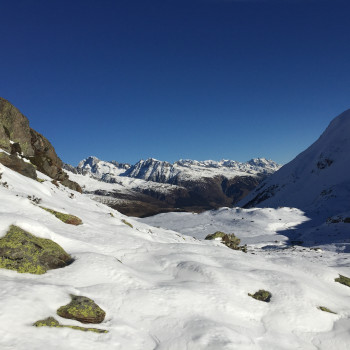 Das Furkagebiet bietet eine Fülle lohnender Schneeschuhtouren an, die auch im Frühwinter bereits begangen werden können. So starten wir täglich unserer Tages-Schneeschuhtouren ab unserem Ausgangspunkt, dem Berghotel Tiefenbach. Die gemütliche Stimmung und das feine Essen sorgen für einen unvergesslichen Jahreswechsel.