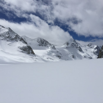 Das Furkagebiet bietet eine Fülle lohnender Skitouren, die auch im Frühwinter bereits begangen werden können. So starten wir täglich unserer Tages-Skitouren ab unserem Ausgangspunkt, dem Berghotel Tiefenbach auf leuchtende Gipfel und erfreuen uns an den herrlichen Tiefschneeabfahrten. Die gemütliche Stimmung und das feine Essen sorgen für einen unvergesslichen Jahreswechsel.