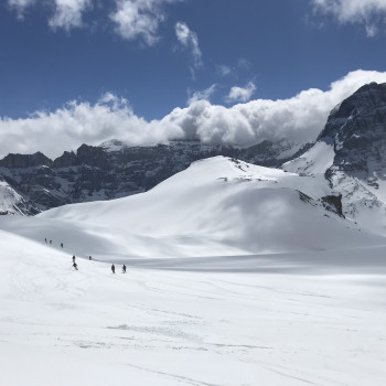 Frühjahrs-Skitour Ostertour
Auch im Frühjahr, wenn im Tal alles blüht, locken diese Berge noch mit Sulz- und Pulverschnee. Trotz Gletschern kann dieses Gipfelduo mit unserem kompetenten Bergführer auch von Skitouren-Gängern mit mittlerer Kondition (max. 4 Std. Aufstieg) und Technik genussreich bestiegen werden.