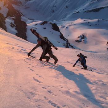 Skihochtouren im Frühling. Wenn im Tal schon die Blüten aufgehen und die Bienen summen, schwingen wir noch ein letztes Mal durch den Pulverschnee. Über den Gemsfairen zur Claridenhütte, über den schneesicheren Clariden (3267 m) und die Fridolinshütte zum König des Glarnerlandes, dem majestätischen Tödi (3612 m) als krönender Abschluss der Skitourensaison an Ostern.