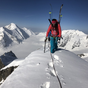 Unsere Top-Skihochtouren im Berner Oberland an Ostern: Herrliche Panoramen, Besteigung des Finsteraarhorn, eindrucksvolle Gletscher, zackige Aufstiege auf die herausragendsten der trutzigen Berner Riesen und ungewöhnliche Ski-Traumabfahrten erwarten uns in der fantastischen Gletscherwelt des Berner Oberlandes.
