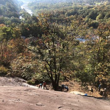 Kletterkurs für Einsteiger im Tessin: Der feste Gneis rund um Ponte Brolla eingangs Maggiatal hat sich in den letzten Jahren zum Klettereldorado des Tessin gemausert. Auch wir lieben die sonnigen, gut abgesicherten Klettergärten mit wunderbarer Bademöglichkeit an der Maggia für unsere Grundkurse Klettern für Einsteiger. Das Gebiet ist gut mit ÖV erschlossen, so können wir hier ohne Stau ein Wochenende im Tessiner Fels geniessen.