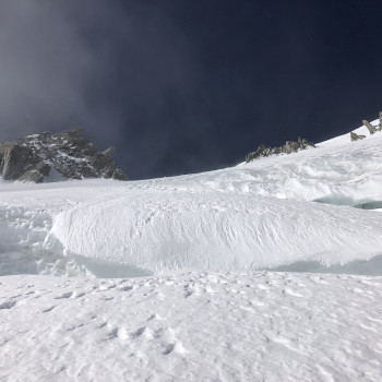 Mit Tourenskiern auf den höchsten Berg der Westalpen, die Krönung des Tourenskifahrens!
Das grossartige Finale der Tourenskisaison: Auf 4808 Metern stehen - was für ein Hochgefühl im wahrsten Sinne des Wortes.