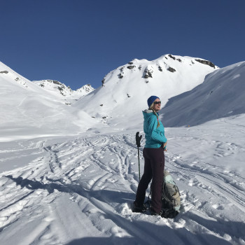 Schneeschuhtour ab Julierpass zur Jenatschhütte
Durch abgeschiedene Täler führt unsere Schneeschuhtour zur gemütlichen Jenatschhütte. Die für zwei Tage unser Ausgangspunkt ist.
Wunderschöne Hütte mit kleiner Sauna!!