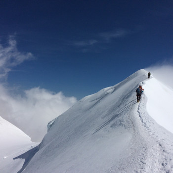 Die Hochtouren im Wallis - unsere berühmte Spaghettirunde. Wandel zwischen Himmel und Erde. Der Grenzkamm zwischen Italien und der Schweiz bietet die grösste Ansammlung von 4000ern der Alpen! Ohne einmal ins Tal absteigen zu müssen, können wir zehn stolze 4000er aneinanderreihen. Die eher einfachen Aufstiege und gezielte Steigerung mit guter Akklimatisation bieten Ihnen die beste Voraussetzung für Gipfelerfolg.