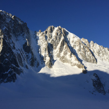 Eindrucksvoll sind unsere Ski Plus Abfahrten mit mittelschweren Anstiegen rund um Chamonix. 
Mit Aufstiegen von 2 bis 5 Stunden eröffnet sich ein großer Erlebnisraum für Skitourengeher, die Riesenabfahrten mit kurzen Anstiegen bevorzugen. Hohe vergletscherte Berge und der König Europas, der Mont Blanc, umrahmen Frankreichs Genuss-Abfahrten mit dem Hotelkomfort im Tal. 
