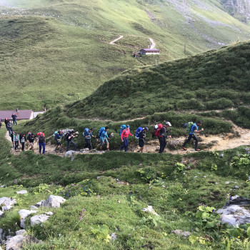 Gönnen Sie sich und Ihren Mitarbeitern ein einmaliges gemeinschaftliches Erlebnis. Schweissen Sie Ihr Team zusammen, indem Sie ihm zeigen, dass Sie es wertschätzen und ihm ebenso auch etwas zutrauen. Unser vielfältiges Angebot an Zusammenkünften der besonderen Art mit Spass und Action, mit Überraschungen, interessanten Aufgaben und Herausforderungen kann ganz auf Sie und Ihre Bedürfnisse zugeschnitten werden. Mit Sicherheit tragen Sie gemeinsam besondere Eindrücke mit sich nach Hause, die Sie nicht am nächsten Tag schon wieder vergessen haben.
Kontaktieren Sie uns, wir beraten Sie gerne.