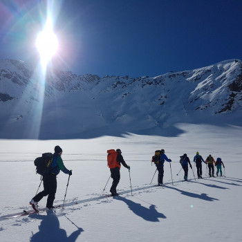 Bündner Haute Route 
Wunderschöne Skitourenwoche im Bündnerland, in einsamen Tourengebiet des Avertals starten wir unsere Traumwoche!!
Ziehen von Ort zu Ort mit immer neuen Bergpanoramen und Aussichten. 
Erfrischen uns im Hotel oder Hütten wo wir uns für den nächsten Tag erholen können.
Endziel ist das urtümliche Bergün wo wir uns wieder in den Zug nach hause setzen.