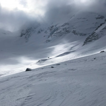 Tödi 3612m
Der Tödi ist der Glarner Gipfel, majestätisch in seiner Form, thront er im hinteren Glarnerland.
Ab der Fridolinshütte steigen wir mit den Fellen über den Bifertengletscher zum Tödi (3612m) hoch, Abfahrt nach Linthal beschehren uns eine glückliche, gesunde Müdigkeit. 

