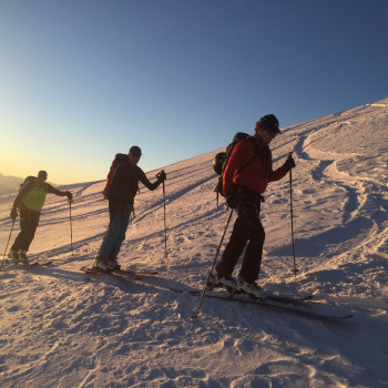 3 leichte Skitourentage auf der Furka

Das Furkagebiet bietet eine Fülle lohnender, leichter Skitouren die auch im Frühwinter bereits begangen werden können. So starten wir täglich ab unserem Ausgangspunkt, dem Hotel Tiefenbach auf leuchtende Gipfel und erfreuen uns an den herrlichen Tiefschneeabfahrten. Die gemütliche Stimmung und das feine Essen sorgen für einen unvergesslichen Skitourentage. Das Berghotel Tiefenbach liegt auf 2110 m über Meer und ist sehr schneesicher. 