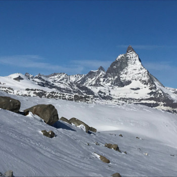 Besteigung des Nordend und des Strahlhorns

Am spätenern Nachmittag fährt die Felskinn-Bahn uns auf 3000m. Von da erreicht man bequem die Britanniahütte.
Früh morgens geht es über den Allalingletscher zum Gipfel des Strahlhorns hoch. 

Abfahrt über den Adlerpass, und wiederaufstieg zur Monte Rosa Hütte.

Die Besteigung des Nordendes darf bei den 4000er nicht fehlen!

Fantastische Rundsicht über alle Walliser Gipfel, die Anstrengung hat sich sicherlich gelohnt, wunderbare Abfahrt zur Monta Rosahütte.