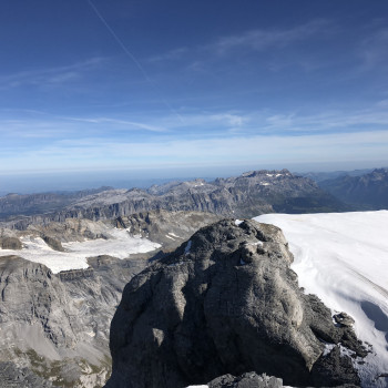 Tödi Westwand 3612 m  2 Tage
Selbständiger Aufstieg zur Planurahütte, die Dich mit einer wunderschönen Aussicht für die Strapazen des Aufstiegs belohnt.
Mit einem abwechslungsreichen Aufstieg in einfacher Kletterei erreichen wir den Gipfel des Tödis.
Abstieg über den zerklüfteten Bifertengletscher zur Grünhornhütte, mit der schweizweit ersten SAC-Hütte,
weiter nach Tierfed, mit einem kleinem Zwischenstopp in der Fridolinshütte. 
